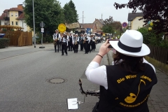 Musiker ziehen vorbei