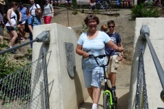 Claudia mit Stil und Roller vorfreudig auf dem Brückenkopf.