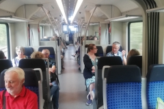 Im Zug haben wir dann den halben Wagen eingenommen