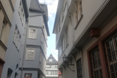 Hier sind nahezu alle Häuser erst deutlich später entstanden, als es der äußere Eindruck erscheinen lässt: Noch in den 60er Jahren, war hier alles ein großer Parkplatz!
