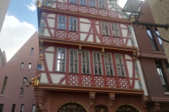 Dieses tolle Haus, das Haus "zur goldenen Waage", wurde z.B. erst 2018 fertig gestellt und kostete kanpp 8 Mio. €