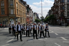 Wir kommen! Fein säuberlich aufgereiht startet der Gibber Kerbeumzug.