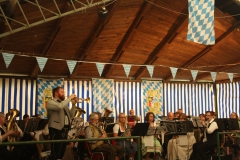 Im passend geschmückten Zelt gastierten die Taunusmusikanten vor dem gut gelaunten Publikum!