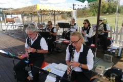 Auf der linken Seite unseres Orchesters ein Blick auf gaaaanz viele neue Gesichter. Evi ist ganz neu im Verein und mit Martina, Jörg, Karin und Marianne waren viele Musiker unserer ehemaligen Bläserklasse aktiv mit dabei! Sicher angeführt von Melanie und Peter in der vorderen Reihe...