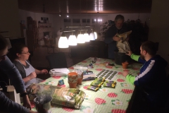 Der Bastelabend für die Geschenke startet gut vorbereitet