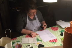 Maren ganz in ihrem buchhalterischen Element