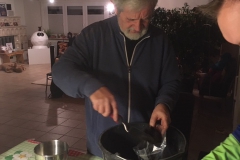 Peter als Profihandwerker direkt am Material