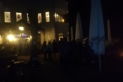 Dunkle Gestalten in dunkler Nacht