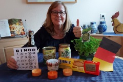 Siegerin mit Sieges-Bingo-Zettel hinter Sauerkraut und Eisbein, ein Stillleben der besonderen Art