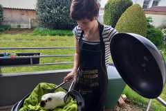 Damit die Grillschürze gebührend eingeweiht werden konnte, musste sogar das Meerschweinchen weichen...