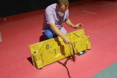 Also selbst der Dirigent packt an - und baut sein Podest auf!