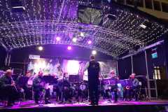 Die Musik war so beswingt, dass es unseren Dirigenten Karsten gar nicht in seiner warmen Jacke gehalten hatte! Es wurde ihm wohl auch so sehr warm!