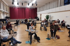 Einmal ein Blick ins Orchester: Die Mitte mit Schlagzeug und Waldhorn...