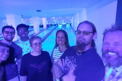 Zum Bowling-Abend ging es gut gelaunt...