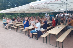 Sowohl links, wie auf der rechten Seite des sehr gut besuchten Dorffestes!