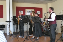 Erste Runde: Ein Saxofon-Trio,  Horst, Maren und Karsten spielen Raumpatrouille Orion und Cantina Band.