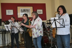 Ein tolles Holz-Ensemble mit Nina, Thea, Ulrike und Petra spielten uns einen Choral, zu dem wir dann den passenden Text zum mitsingen gleich mitgeliefert bekamen! Tolle Idee!