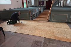 Und schnell war eine durchgängige Bühnenplate gebaut! Bei 50 Musikerinnen und Musikern geht es auch nicht anders!