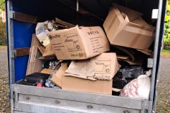 Der Aufbau begann mit einer Überraschung: Unbekannte nutzten unseren Hänger dazu, um ihren Schrott zwischenzulagern!