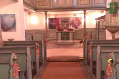 Fertig! Jetzt den Altar nach hinten schieben, die Instrumente auf die Bühne und ....