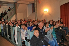 Jeder Platz war besetzt, auf der Treppe standen noch einige kurz vor Konzert, die haben wir aber charmant noch in die Reihen bekommen! Wallau rückt zusammen!