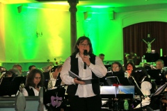 Maren begrüßt anlässlich Ihres Dirigats bei "San Diego" dann auch die Menge und stellt unsere Bläserklasse vor...