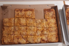 Und zum Mittagessen gab es leckere, heiße Pizza!