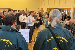 Die Taunusmusikanten in vorderster Reihe. Als Geschenk wunderbar in grünen Jacken verpackt!