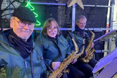 Und glücklich! Alt-Saxophone von rechts...