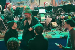 Publikumsinteraktion auf höchstem Level! Noch während des Auftritts kamen die Leute an die Bühne und feierten mit uns!