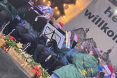 Und die Bühne war schon in Auringen sehr, sehr voll mit uns Taunusmusikanten! 29 Stück von uns sind den Weg auf den Weihnachtsmarkt angetreten!