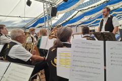 Am Sonntag dann im Gottesdienst wieder gut gelaunt hinter den Noten: Die Taunusmusikanten!