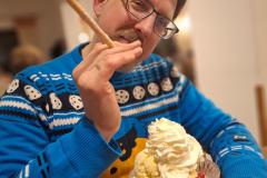 Na, wenn das mal nicht der verdiente Abschluss ist... Ein kleiner Eisbecher mit etwas Sahen! Dennis freut\'s!