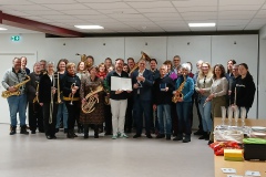 DA IST DAS DING!!!!! Ähh - Anschließendes Gruppenfoto mit erfolgreich überreichter Ehrung!