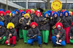 Fast 30 Taunusmusikanten warten bei fast 30°C auf den Beginn des Zuges! Eine Zahl stimmt nicht - welche?