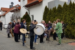 Ruck zuck wurde vorm Haus des Jubilars Stellung bezogen.